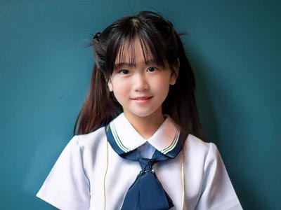 大きな黒板の前で