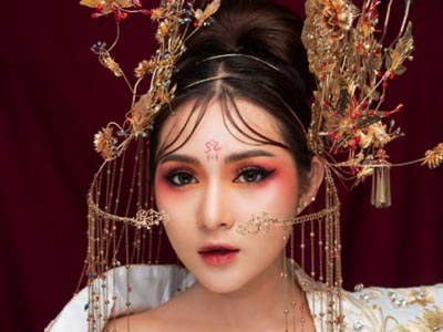 煌びやかなアジア系女帝