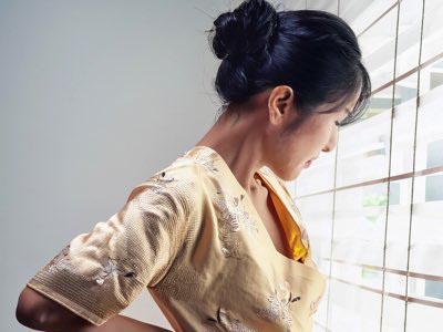 腰の痛みに悩む４０代女性